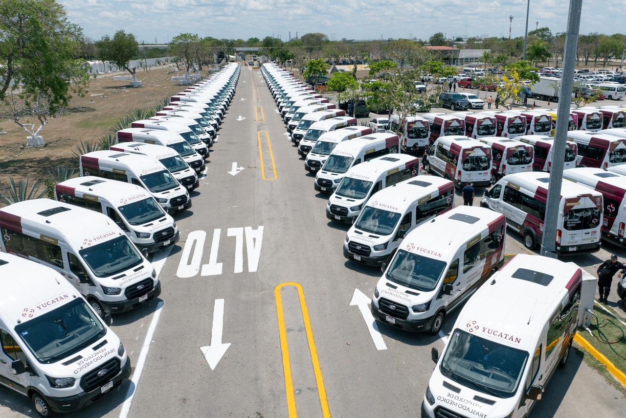 Huacho-Díaz-reparte-150-ambulancias-de-traslado